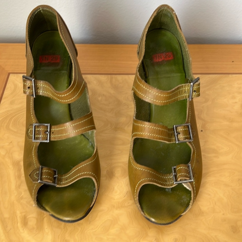 Vintage TN 29  in olive green made in Italy.  Size 39